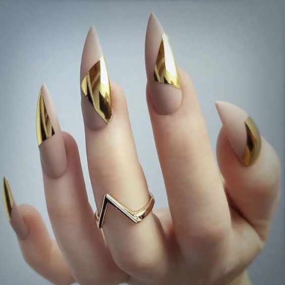 złote paznokcie