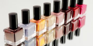 Różne kolory lakierów do paznokci używane podczas profesjonalnego manicure