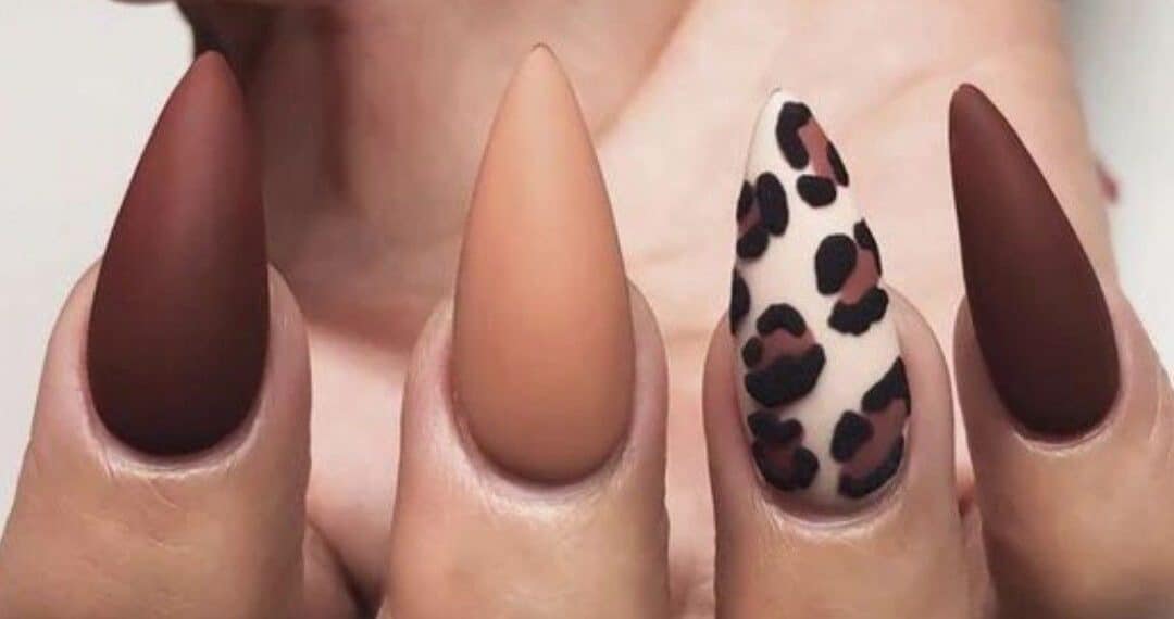 Brązowe wzory paznokci na jesień 2024/2025 – modne inspiracje