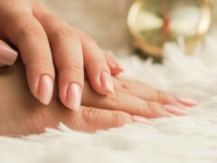 Dłonie kobiety z pomalowanymi paznokciami