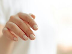 Dłoń z jasnym, schludnym manicure