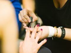 Wykonywanie manicure podczas malowania paznokci