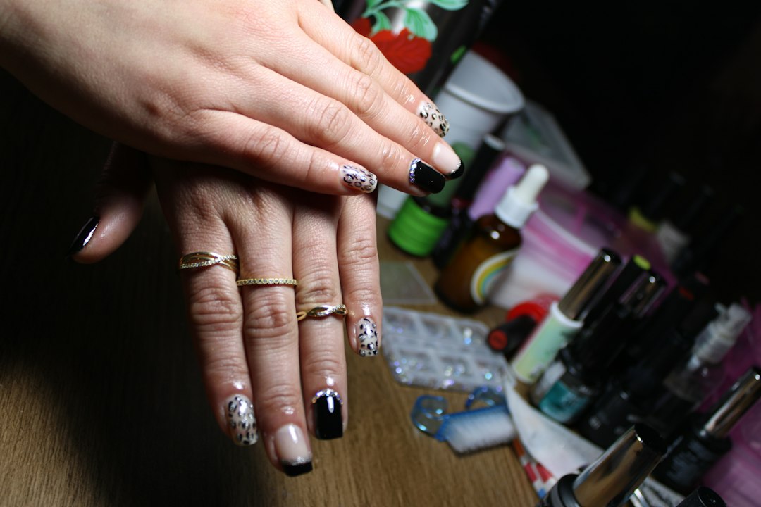 Dłonie z pomalowanymi paznokciami i akcesoriami do manicure