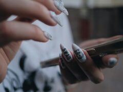 Dłonie z ozdobnym manicure nail art
